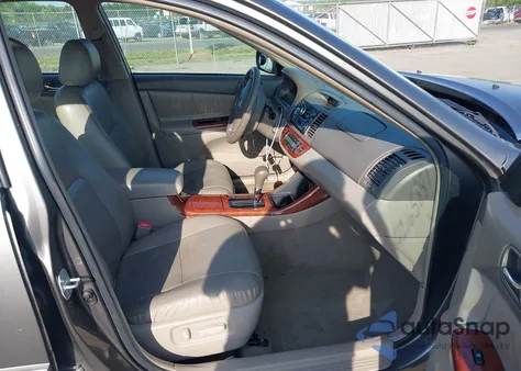 2004 Toyota Camry Xle V6 z USA, uszkodzony, nr VIN 4T1BF32K44U579852